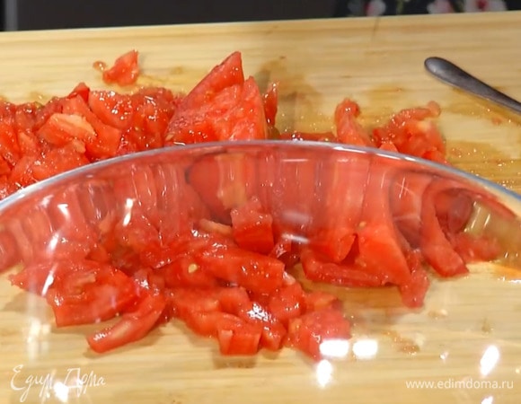 Помидоры, удалив лишнюю жидкость, нарезать небольшими кубиками и отправить в кастрюлю к макаронам.