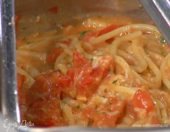 Добавить ореховый соус, влить немного воды, в которой варились спагетти, всыпать оставшиеся каперсы, затем вернуть кастрюлю на огонь и, помешивая, прогревать несколько минут.