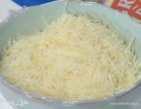 Сыр натереть на мелкой терке, большую часть добавить в пасту, все перемешать.
