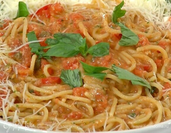 Переложить макароны в глубокую посуду, полить оливковым маслом, посыпать порванными руками листьями базилика и оставшимся сыром.