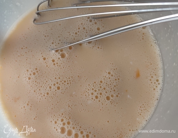 Яйца, сахар, ванилин, молоко взбить немного для однородности.