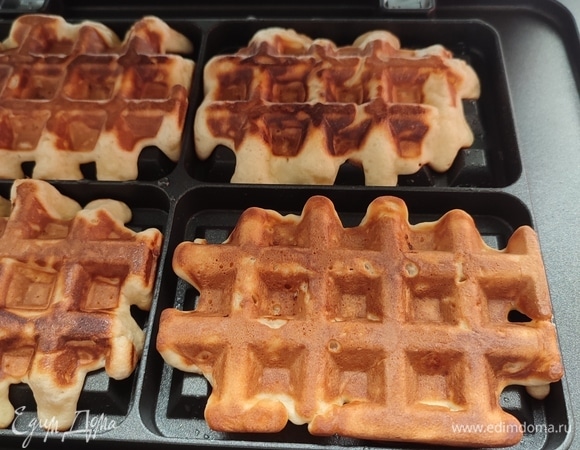 Выпекать в вафельнице 3–4 минуты.