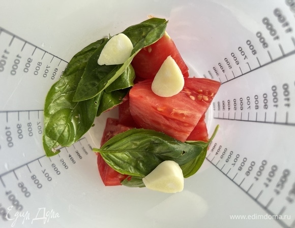 Свежие спелые помидоры поместить в чашу, добавить чеснок и базилик. Хорошо пробить до однородного состояния.