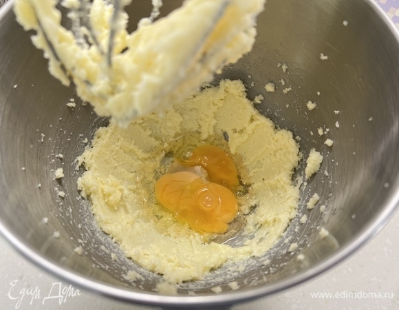 Сливочное масло и сахар взбить до побеления. Добавить яйца и снова взбить до однородной массы.