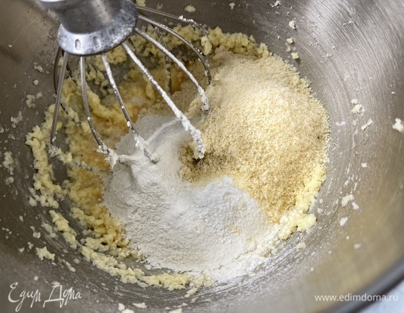 Добавить муку, разрыхлитель и миндальную муку. Перемешать.
