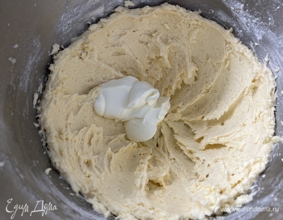 Добавить сметану. Для более облегченного варианта можно заменить йогуртом.