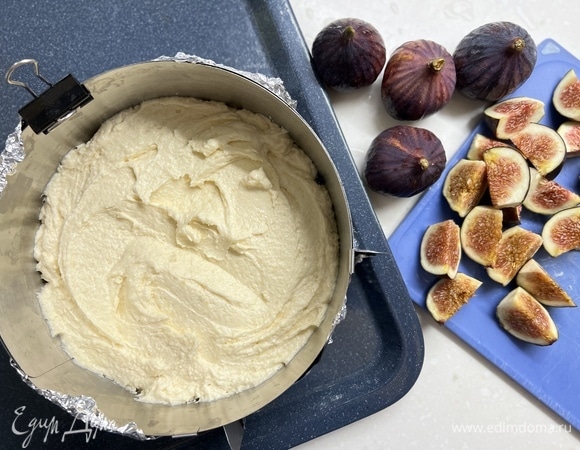 В форму для запекания диаметром 18 см выложить тесто.