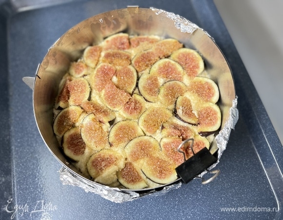 У промытого инжира срезать верхние хвостики и нарезать его примерно на четыре части. Куски должны быть крупными. Выложить инжир сверху на тесто и посыпать сахаром. Выпекать при 170°C около 1 часа.