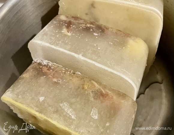 Я когда птицу разделываю, то изо всяких бульонных частей бульон-то сразу и варю. Нейтральный. Ну морковку с луковкой максимум брошу. Но не солю и никаких прочих приправ и специй не добавляю. А потом бульон этот замораживаю вот такими, значит, кубиками, параллелепипедиками. А время приходит — растапливаю их и использую по назначению.