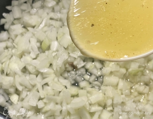 Вот этим бульонным блокам из утиных частей предстоит стать заявленными богатыми щами из квашеной капусты с приварком, а варить их я буду в мультиварке, вернее, используя функцию скороварки. В общем, серия «купила мама Леше новые галоши, не терпится Алеше...» продолжается.<br />
Надо признать, что борщ в этой самой мультиварке получился неудачным, в смысле внешнего вида, но вполне себе вкусным. И это вполне оправдано, потому что все-таки и продукты, и технология приготовления борща подразумевают некоторые нюансы, со скороваркой несовместимые, как выяснилось. А вот щи — дело другое. Там как раз длинное томление приварка имеет место быть. Вот скороварка тут себя должна, по идее, показать. Ну поглядим.<br />
Итак, коли бульон уже есть и про него все сказано, перехожу к приготовлению приварка. Приварок — это всего навсего капустная заготовка для щей. Как утверждает история, такой приварок, например, ямщики брали с собой. Им оставалось его только развести кипятком на станциях почтовых да съесть. Рецептов содержимого приварка было, наверное, множество. И с грибами, и с репой, и постные были, и рыбные. В общем, все многообразие щей охватывали, я думаю. Ну а я приготовлю этот приварок так, как мне хочется. Щи то мне есть! Поэтому и буду делать так, чтобы и себе, и семье своей удовольствие доставить. А начал с того, что выставил на мультиварке режим «Тушение». Время — 30 минут. Порубил луковицу кубиками меньше среднего размера. И в чашу мультиварки отправил. Налил с полстакана бульона (жир снял, в основном, сверху). Залил им лук.