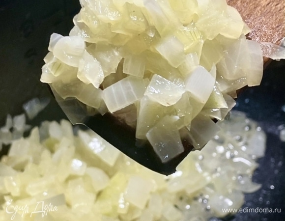 И, перемешивая деревянной лопаткой, тушил до смягчения. Практически до состояния предпрозрачности. Минут десять у меня на это ушло.