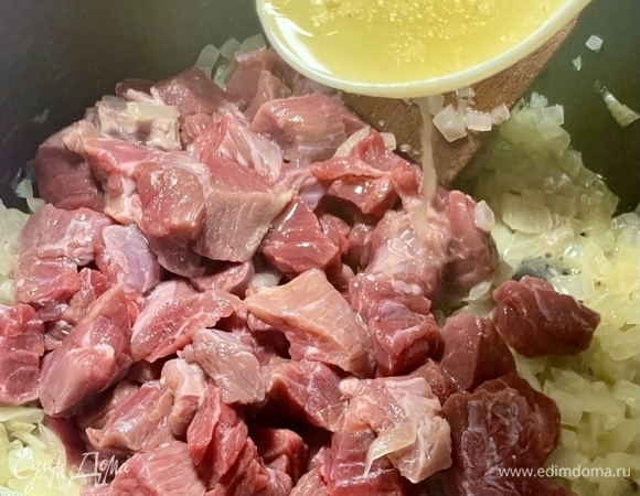 Мякоть говядины нарезал порционными кусочками. И в чашу их отправил, сдобрив стаканом бульона. Крышку закрыл, клапан тоже и в режиме «Тушение» дал сорок минут мясу как следует потушиться. Под давлением скороварочным.