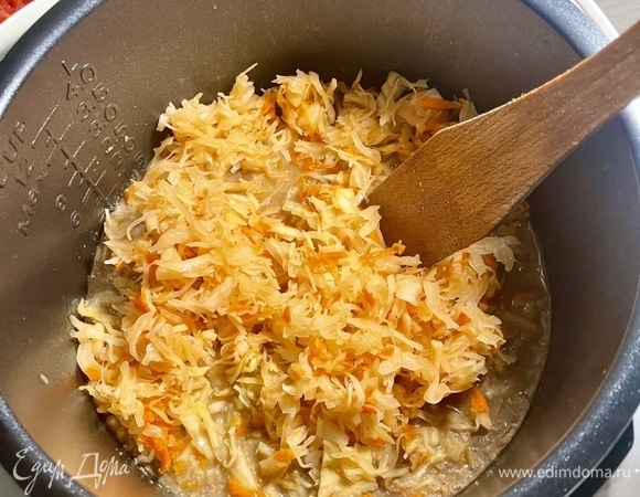 И нет никакой тайны в том, что если квашеную капусту хорошо протомить, то это только на пользу щам пойдет. В общем, заложил я капусты полкило в чашу мультиварки к прочему, из чего сегодня приварок готовится. Очень хорошо, если есть рассол капустный, хотя бы стакан. Его, не стакан, а рассол тоже добавил в чашу. И в том же режиме «Тушение», под давлением продолжил приварок готовить. Вернее, запустил очередную серию в мультиварке. Еще на сорок минут.<br />
Да, к слову, если капусту не томить, то такие щи назывались ленивыми. Пошло это название, видимо, от того, что делались они так. Все для щей складывали в чугунок ли, в горшок ли, заливали водой и ставили в протопленную печь. На ночь. И к утру щи были готовы. А уж как такие щи вкусны, знает только тот, кто в деревне, в доме с печью и приветливой хозяйкой хотя бы гостил. Это шедевральная еда.