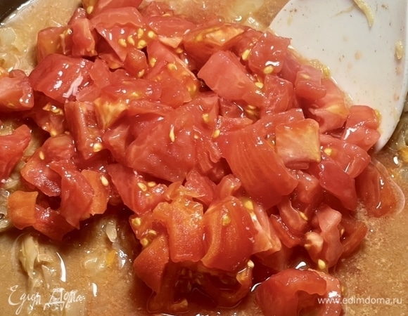 Помидоры. Это вместо всяческого рода томатных паст и прочих заправок. И уж, конечно, никак не вписываются они в канонические представления о русских щах из седой старины. Ну не было тогда в обиходе помидоров. А теперь есть и очень они тут вкусные. Настоящие такие, ароматные, в общем, нормальные помидоры. С ними все просто. Надрезал, кипятком обдал, шкуру ободрал, нарезал не сильно крупно и в чашу скоромультиварки выложил.