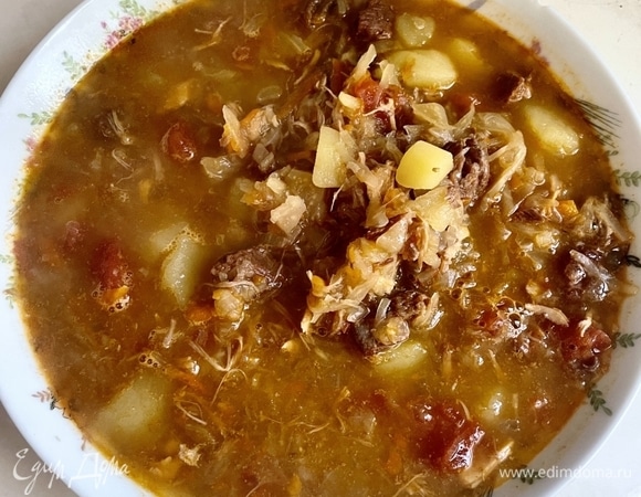 Несколько слов в заключение рассказа. Во-первых, щи действительно получились, что называется, богатые. В смысле вкуса и аромата. Но! Есть их, что называется, «приходите завтра». Настояться они должны. В идеале их надо заморозить, а потом уже, завтра, разогревать и…, потому как суточные. Во-вторых, все, что касается «сварить бульон», осталось за кадром, но только замечу — какой бы бульон ни затевать для щей, а варить его не надо. Только томить! Иначе все испортить недолго.<br />
В-третьих. «Про агрегат». Знаете, а для щей эта самая мультискороварка оказалась вполне себе пригодна. Приварок получился на уровне, почти как в печке. В-четвертых. Про грибы. Можно бы было добавить стакан сушеных боровиков вполне. Но. Это, конечно, чисто личное мнение. Вот буду постные щи варить, тогда обязательно, а в этом случае не стоит. И так богато получилось. Лучшее — оно враг хорошего.