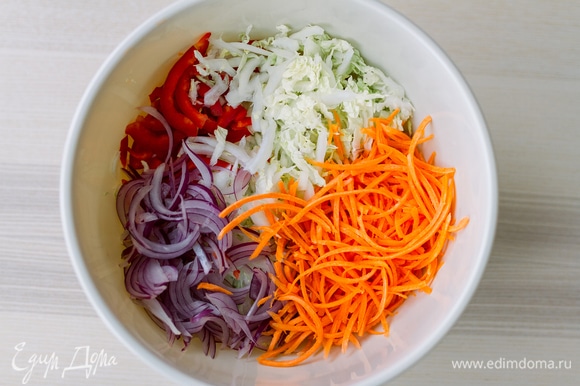 Для салата нашинковать тонко соломкой капусту, перец, морковь и луковицу.