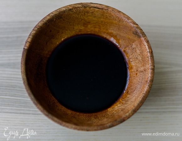 Приготовить заправку: соевый соус смешать с жидким медом.