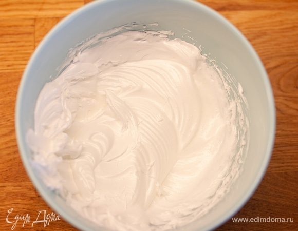 Постепенно всыпать сахар, масса должна быть взбита сильнее, чем на бисквит, но не до твердых пиков.