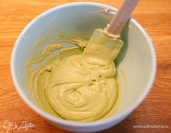 Добавить взбитые белки к мучной смеси и перемешать заворачивающими движениями до тех пор, пока масса не будет стекать с лопатки лентой.