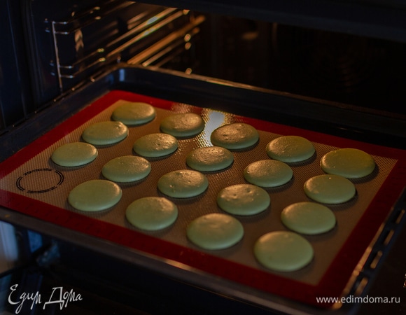 Подсушить при комнатной температуре 15–30 минут до образования корочки сверху. Духовку включить на режим «Верх/низ» на 120°C. Выпекать в разогретой духовку 15–20 минут. Готовые крышечки не «ездят» относительно «юбочки». Остудить крышечки на коврике, затем снять.