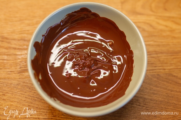 Шоколад растопить импульсами в микроволновке, сливки нагреть до 60°C, пюре маракуйи нагреть отдельно. Соединить сливки и шоколад, пробить блендером. Затем влить пюре маракуйи и еще раз пробить.
