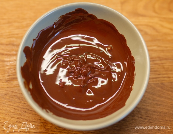 Шоколад растопить импульсами в микроволновке, сливки нагреть до 60°C, пюре маракуйи нагреть отдельно. Соединить сливки и шоколад, пробить блендером. Затем влить пюре маракуйи и еще раз пробить.