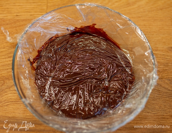 Накрыть пленкой в контакт и убрать в холодильник для стабилизации на 4 часа.