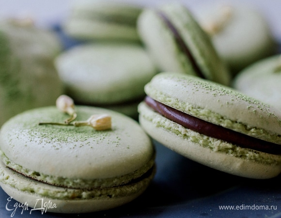 С помощью кондитерского мешка отсадить ганаш на крышечки макарон и соединить между собой. Убрать готовые пирожные в холодильник на 6–8 часов. Приятного аппетита!