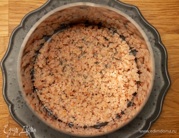 Я собираю салат в небольшом кольце. Мясо криля размять, выложить первым слоем на тарелку.