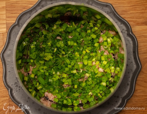 Мелко нарезать зеленый лук и посыпать им мясо криля.