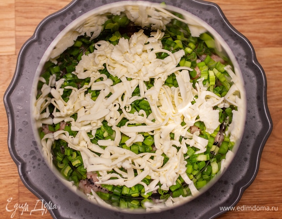 Затем выложить натертое сливочное масло.