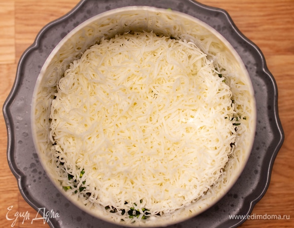 Сверху — тертый сыр.