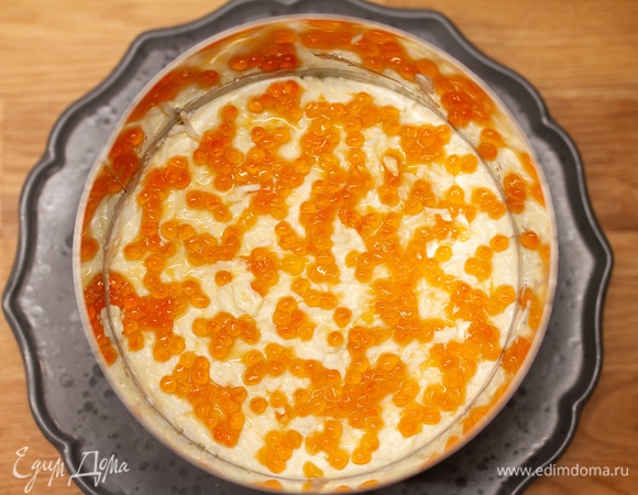 Выложить красную икру.