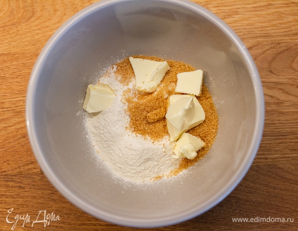 Для штрейзеля холодное масло нарезать кубиками и перетереть руками с сахаром и мукой в крошку.