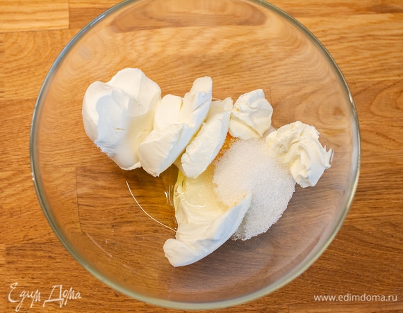 Для сырной начинки взбить творожный сыр с сахаром и яйцом. Отложить в сторону.