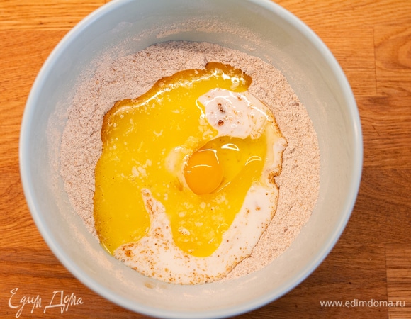 Влить растопленное и охлажденное до комнатной температуры сливочное масло.