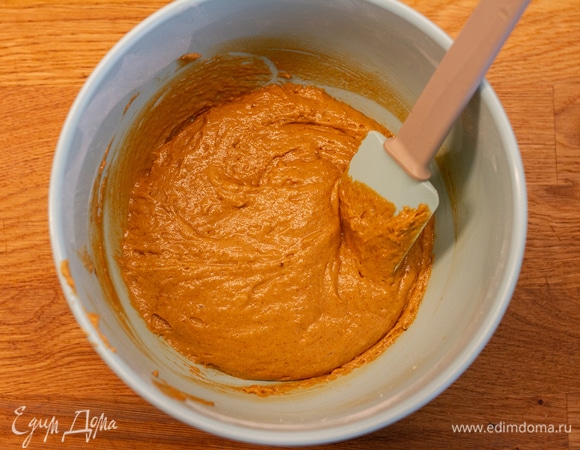 Тщательно перемешать лопаткой/ложкой до объединения ингредиентов.