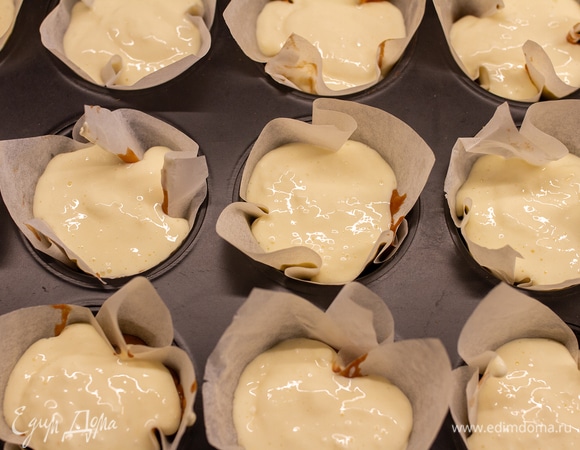 Сверху выложить сырную начинку.