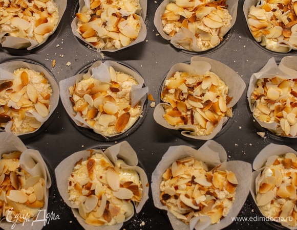 Затем посыпать штрейзелем и поджаренными миндальными лепестками.