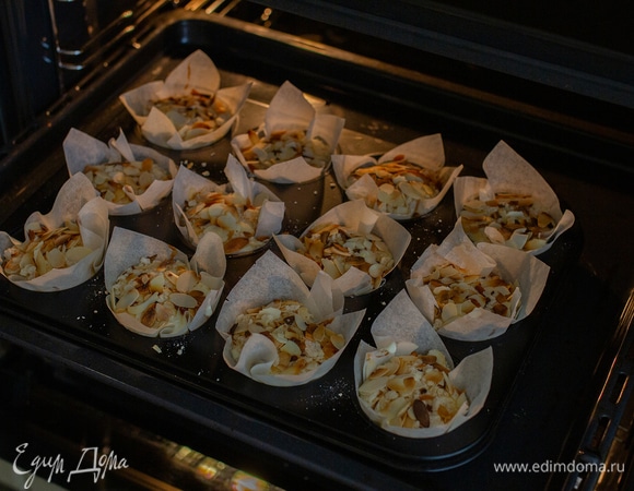 Выпекать 25–35 минут при 180–200°C до сухой зубочистки.