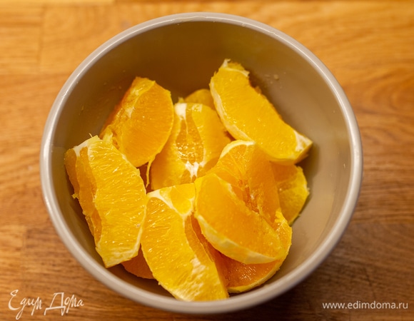 Апельсины очистить от кожуры, косточек и пленки.