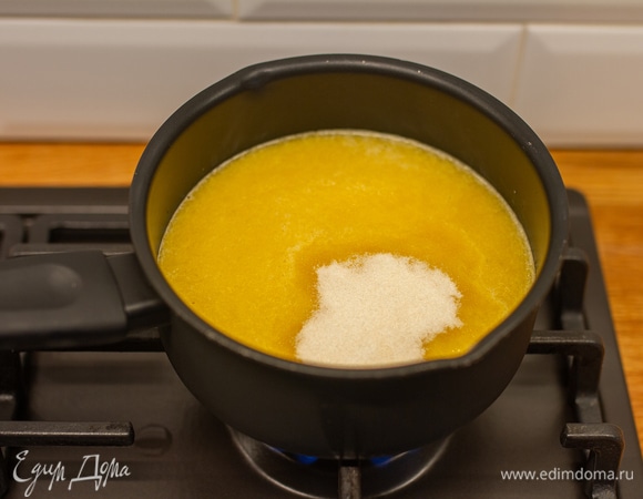 Налить в сотейник, всыпать желатин и хорошо перемешать. Варить 5 минут на среднем огне.