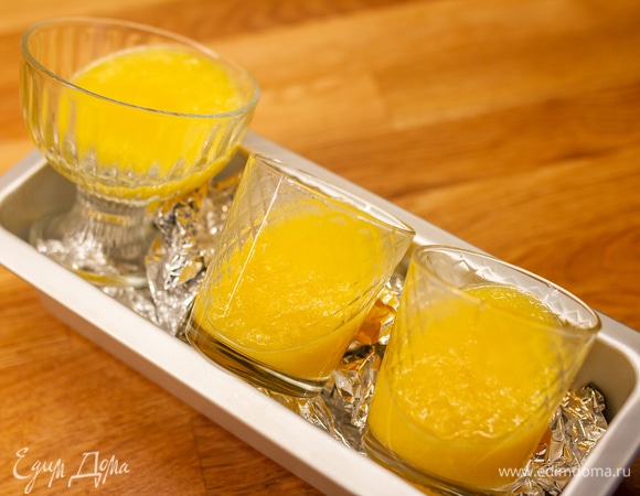 Стаканы, в которых будет подаваться десерт, нужно установить под наклоном. Разлить в них апельсиновый слой. Отправить в холодильник на 2 часа.