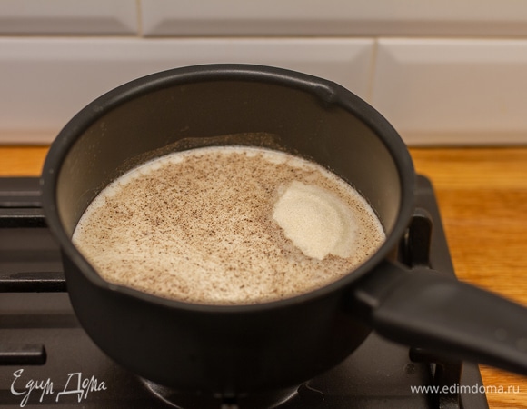 В сотейнике смешать молоко, сахар, ванильный экстракт и желатин. Хорошо перемешать и довести до тихого кипения.