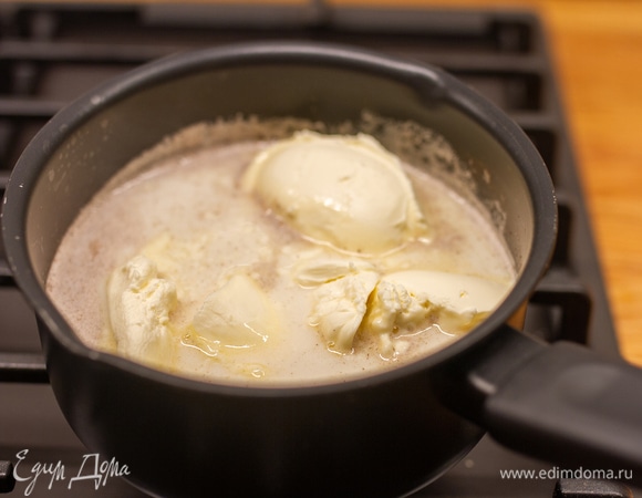 Добавить маскарпоне и перемешать до однородности. Слегка остудить массу.