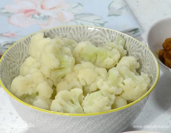 Цветную капусту предварительно разморозить.