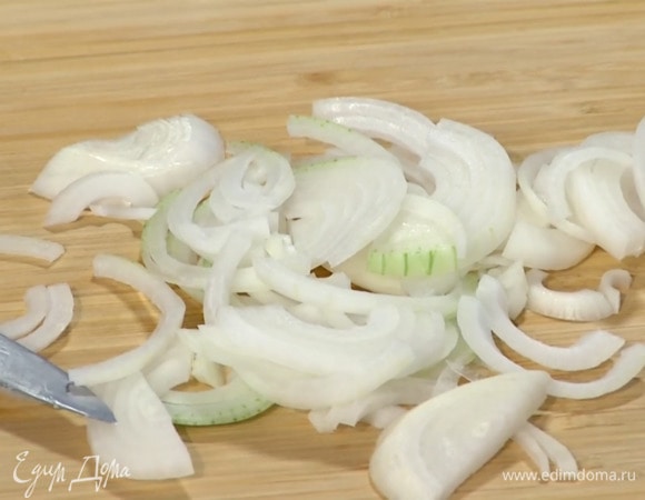 Одну луковицу почистить и нарезать полукольцами.