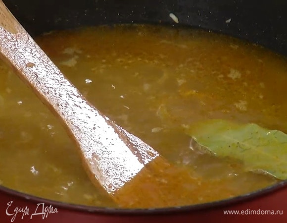 Рис и лавровый лист добавить в сотейник и залить горячим бульоном так, чтобы рис был покрыт жидкостью на два пальца, накрыть крышкой и на маленьком огне довести до готовности.