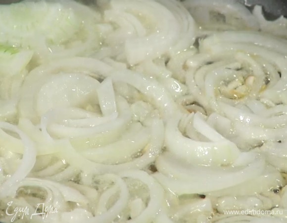 Оставшийся лук почистить и нарезать полукольцами, разогреть в отдельной сковороде оставшееся оливковое масло и обжарить лук до золотистого цвета.