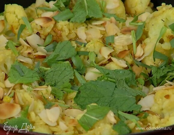Тархун и мяту порезать и посыпать рис.